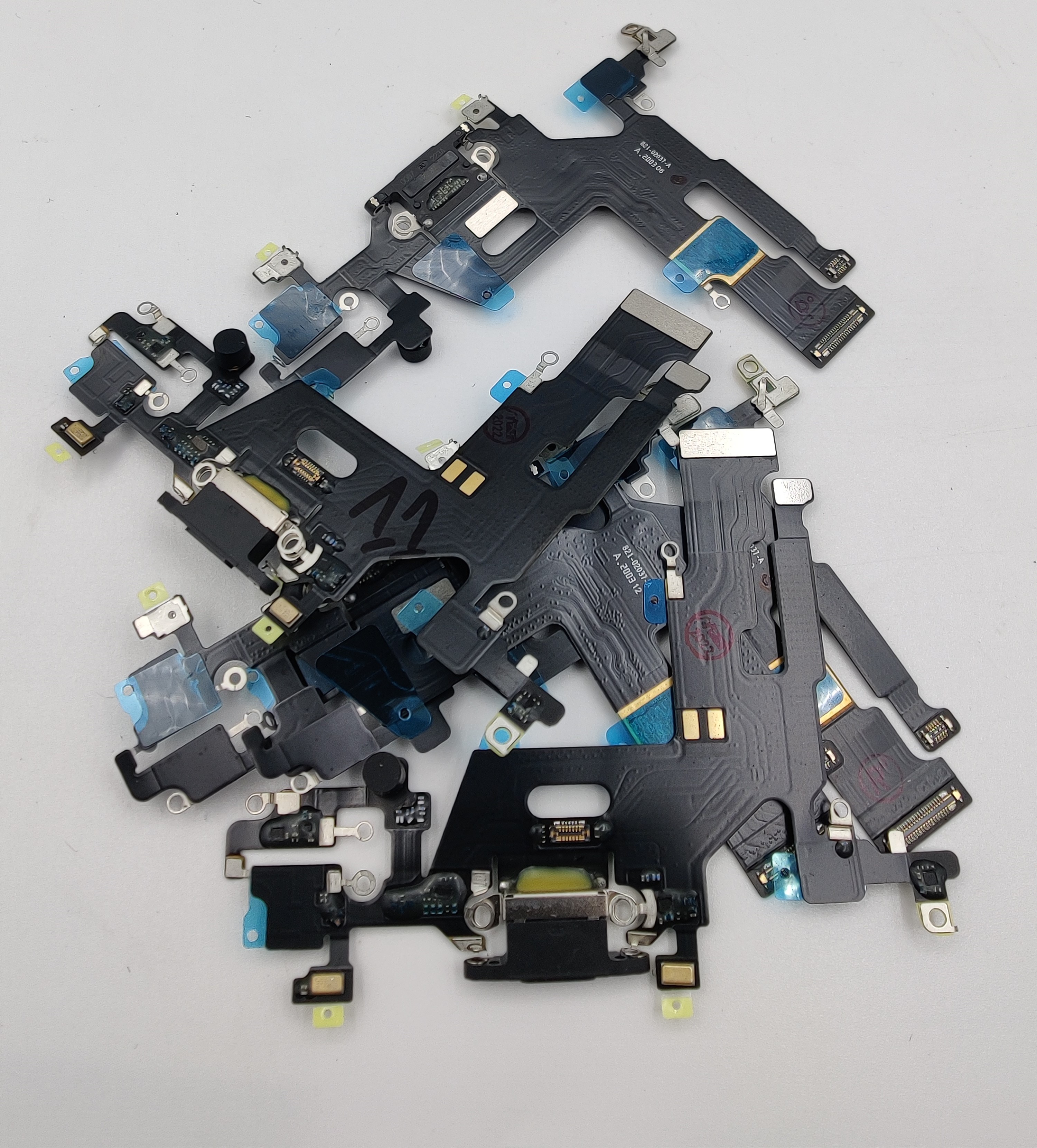 IPHHONE 11 CHARGING CONNECTOR